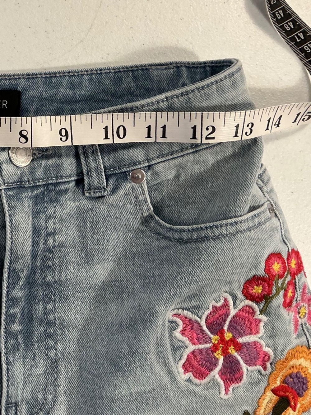 Boston Proper sz 4 embroidered jeans